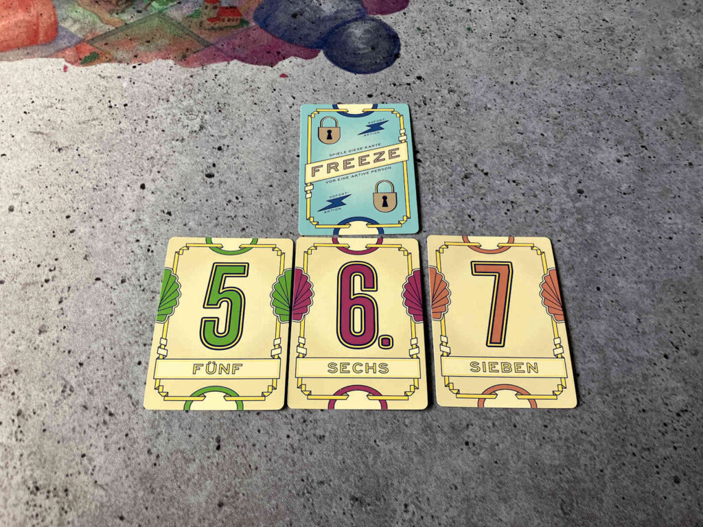 Mit einer Freeze Karte kann eine Person am Tisch zum Aufhören gezwungen werden.