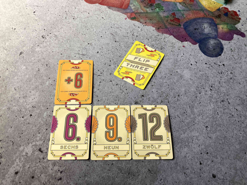 Gefährlich - eine Flip Three Karte fordert zum sofortigen Aufdecken von 3 Karten nacheinander - inklusive Ausscheiden bei doppelten Zahlen